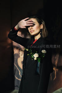 光影中的优雅女性