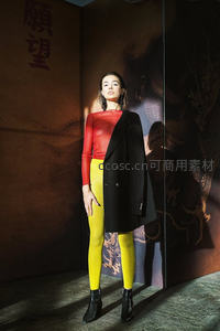 红黄撞色时尚造型