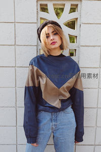 几何拼接上衣少女