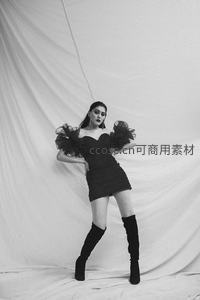 黑白时尚模特身着蓬袖礼服