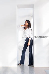 白衣女子倚门沉思光影交错