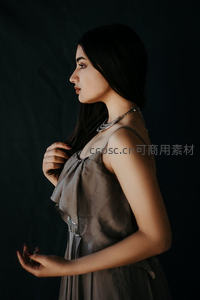 侧颜优雅女性，暗调光影下的沉静之美