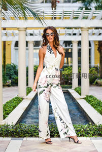 花园廊架下，花裤套装女郎的度假风情