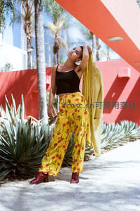 红墙仙人掌旁，黄花裤少女的慵懒午后