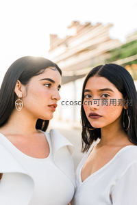 双姝白裙对视瞬间