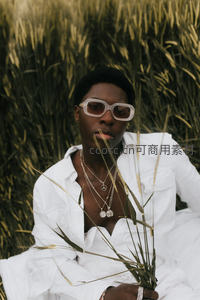 麦田中的白衬衫时尚潮人