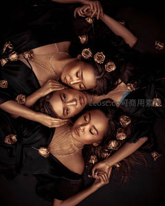 三位女性躺卧玫瑰装饰艺术照