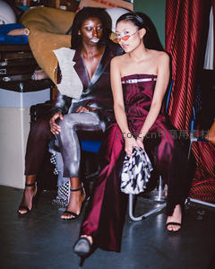 双人时尚对坐，优雅姿态彰显魅力