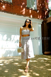 庭院漫步女子，亚麻套装清爽宜人