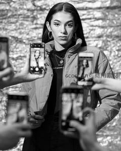 黑白镜头下的明星被粉丝手机包围