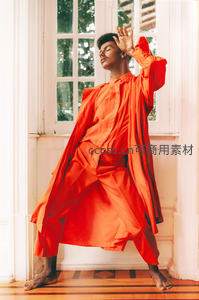 红衣舞者窗前舒展身姿