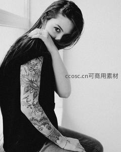 纹身女子黑白写真特写