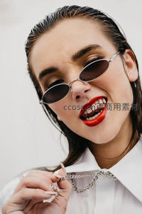 红唇墨镜女郎俏皮微笑