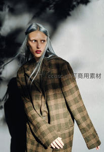 银发模特格纹西装冷艳出镜