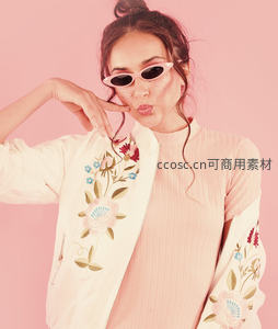 粉色背景下的时尚刺绣夹克造型