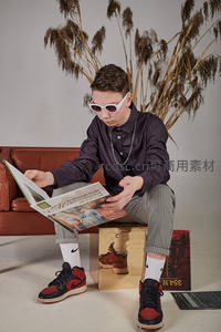 复古潮流少年专注阅读杂志