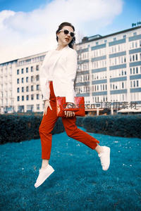 活力跳跃中的都市时尚女郎