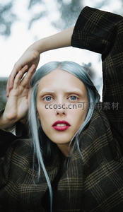 银发女子格纹外套时尚写真