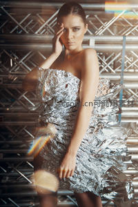 金属质感礼服未来感人像