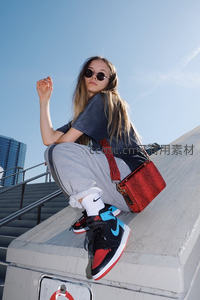 街头潮流女孩坐阶自拍