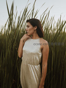 芦苇丛中的沉思女子