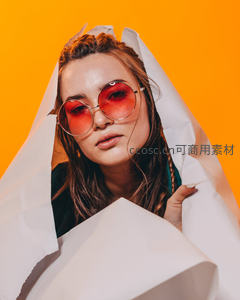 橙色背景下的破纸美人