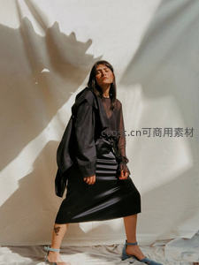 光影中的优雅黑裙，褶皱质感与柔和轮廓