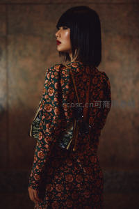 复古印花连衣裙侧颜写真