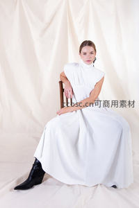 白色长裙优雅坐姿写真