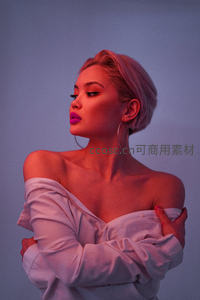 霓虹紫粉光影下的性感肩颈