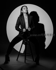 黑白光影下西装坐姿艺术照