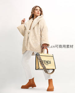 时尚女性手提FENDI包优雅出街