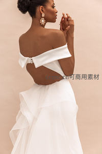 新娘背影婚纱露背设计优雅动人