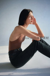 简约风女子盘腿沉思光影柔和