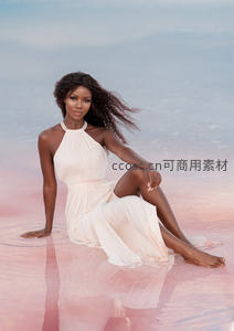 黑发美女坐粉红湖面如梦似幻