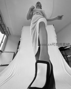 黑白时尚大片，低角度展现模特优雅姿态