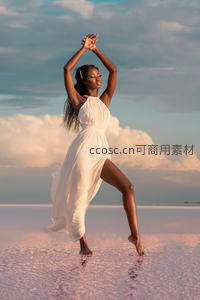 粉红盐湖上的舞者，夕阳下的浪漫剪影