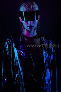 霓虹光影下的未来感模特