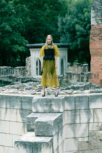 废墟古迹中的黄裙时尚秀