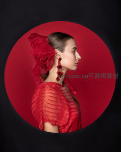 红色圆框中的侧颜优雅女郎