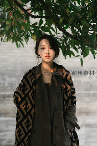 树影下的优雅女子