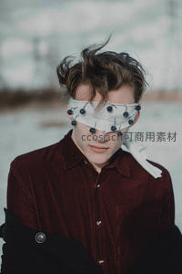 雪地里戴眼罩的青年