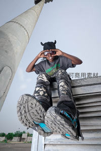 工业风中的潮流少年