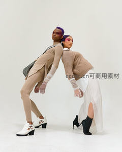 双人时尚造型背靠背姿态