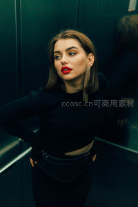 电梯内优雅女性特写