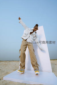 沙滩上的格纹外套时尚秀