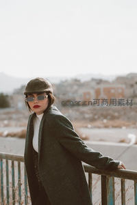 桥边复古风女子街拍