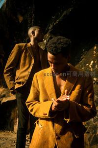 岩石前的双人时尚秀