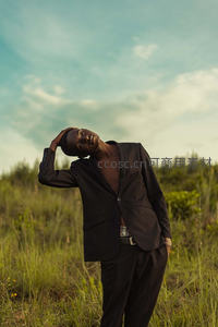 黑衣男子草地上仰望天空