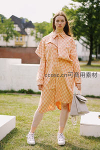 橙格连衣裙少女户外街拍